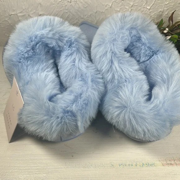 NWT LC Lauren Conrad Women's Soft Faux Fur Baby Blue Slippers NWT - Picture 4 of 12